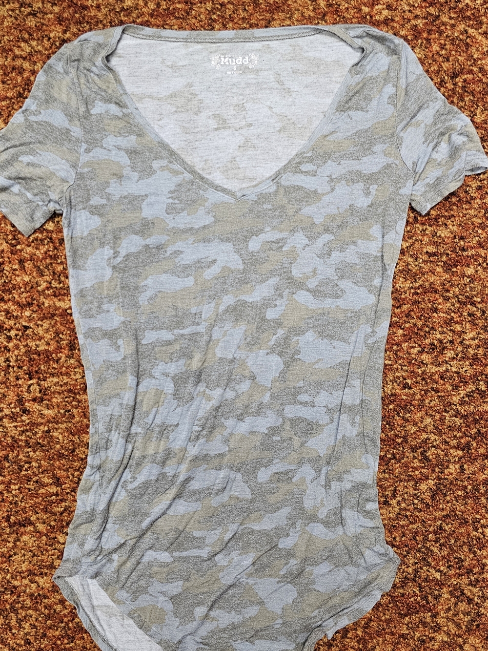 Vneck Mudd Women's Gray and Tan Camo V-Neck Tee